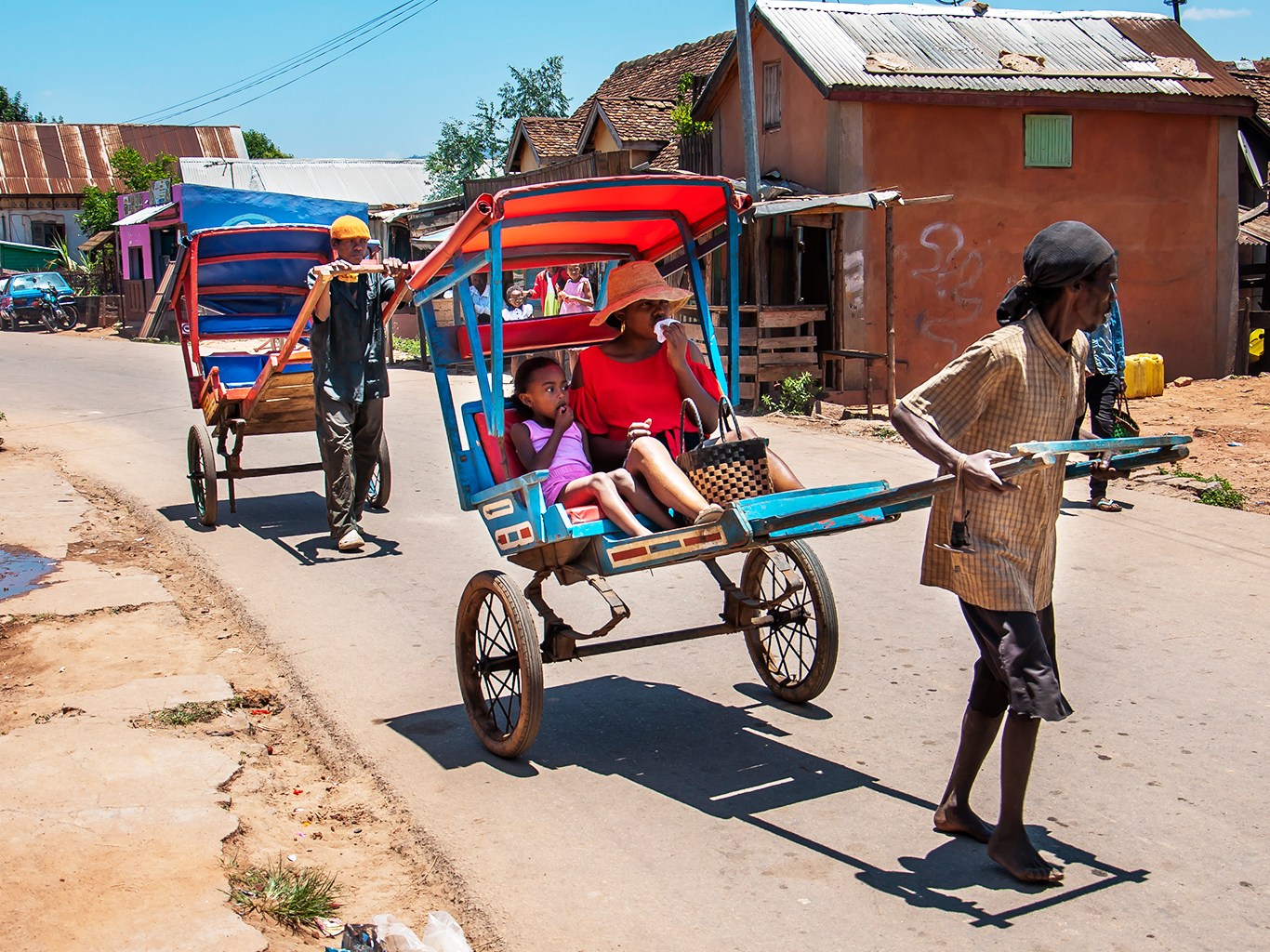 Ručně tažená dvoumístná rikša v Antsirabe