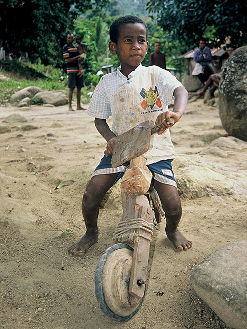 Na hračkářství na Madagaskaru nenarazíte, ale hraček mají děti dost