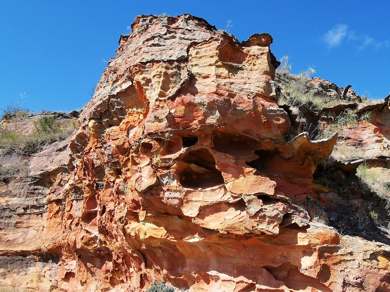 Erodované pískovce v pohoří Isalo hrají všemi barvami