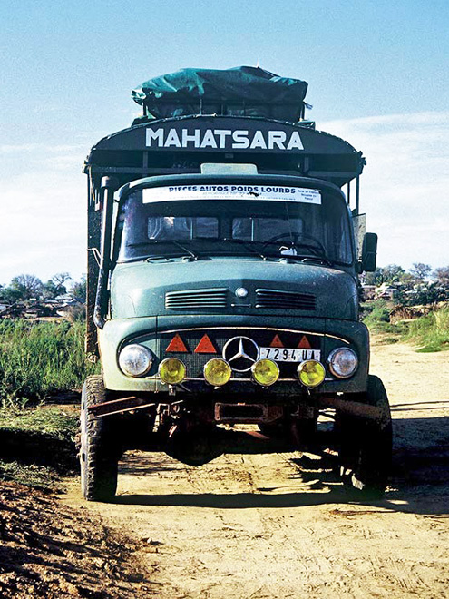 Na západě Madagaskaru převažují v roli taxi-brousse silné terénní náklaďáky