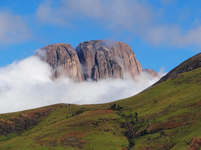 Pohled na masiv Tsaranoro, madagaskarský ráj všech horolezců