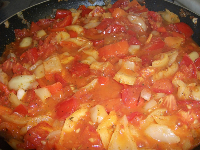 Lecsó je rajčatovo-paprikovo-cibulový pokrm s masem