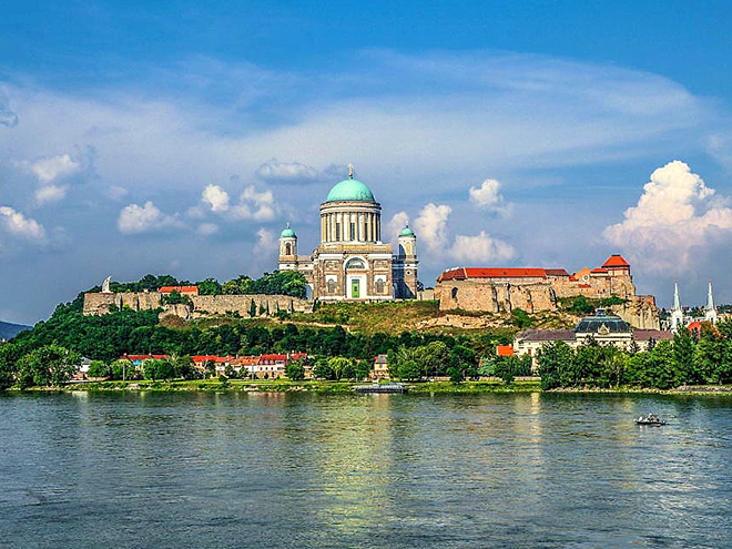 Ostřihom leží při Dunaji, na hranici Maďarska se Slovenskem