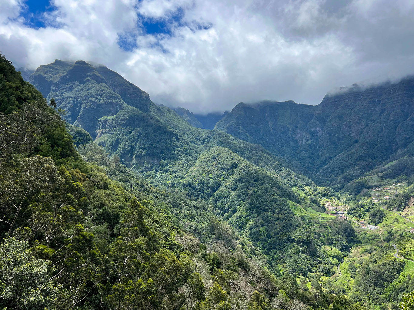 Pohled na zahalené hory v městečku Boaventura