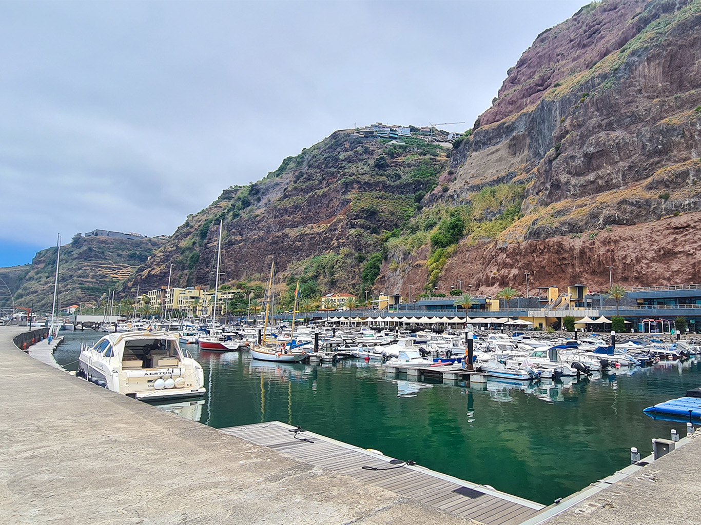 Marina v městě Calheta, známém zlatou pláží a delikatesou lapas
