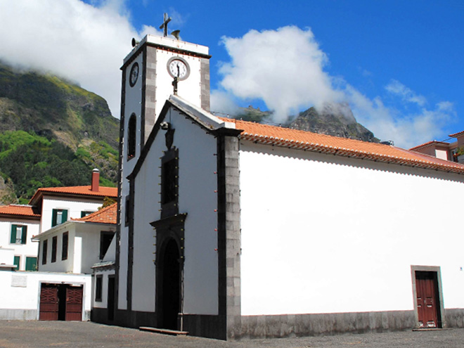 Kostelík ve vesnici Curral das Freiras