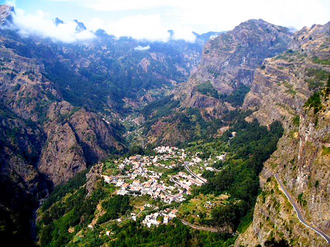 Horská vesnice Curral das Freiras má zajímavou polohu v sopečném kotli 