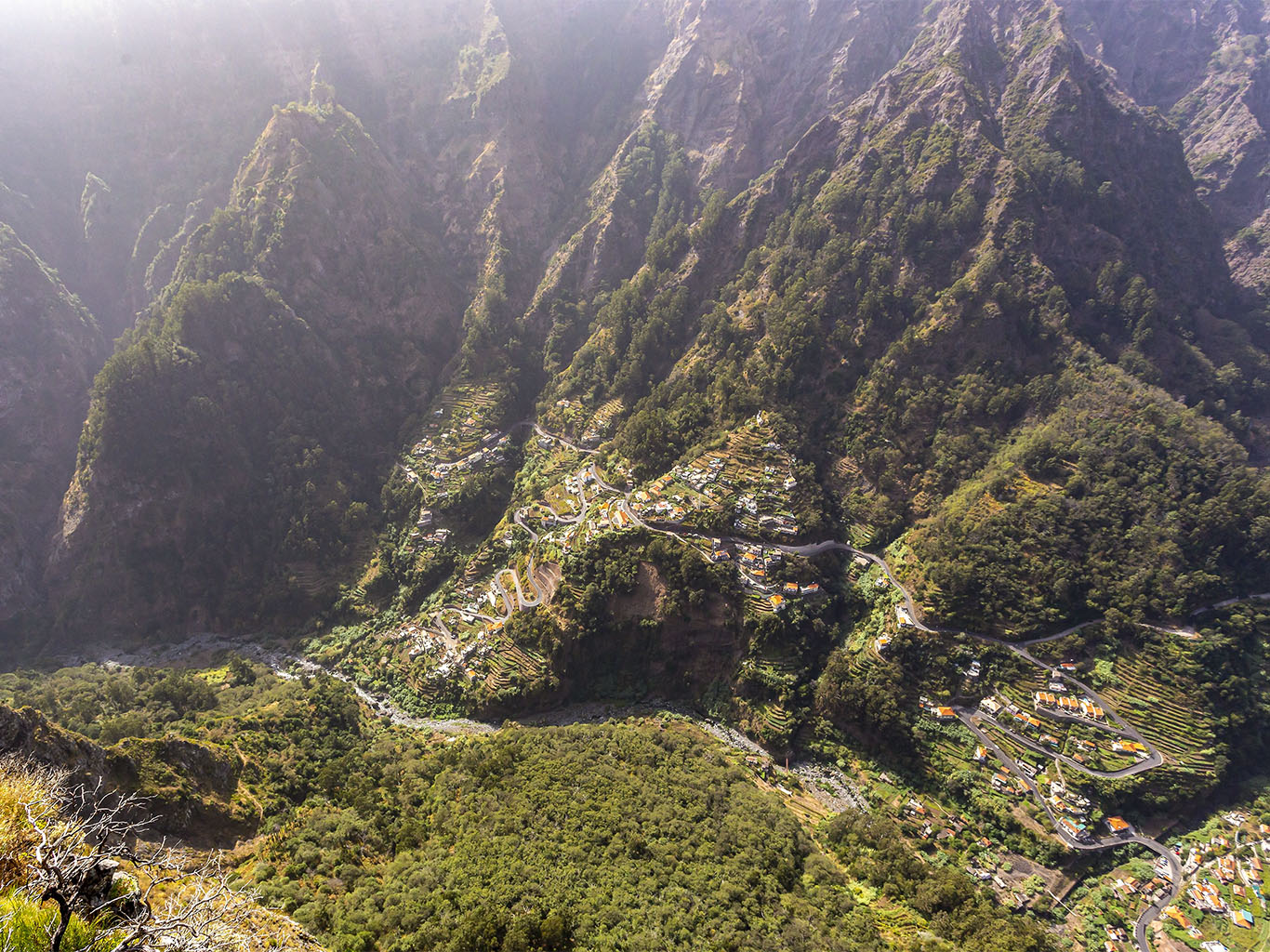 Pohled na městečko Curral das Freiras v hlubokém údolí