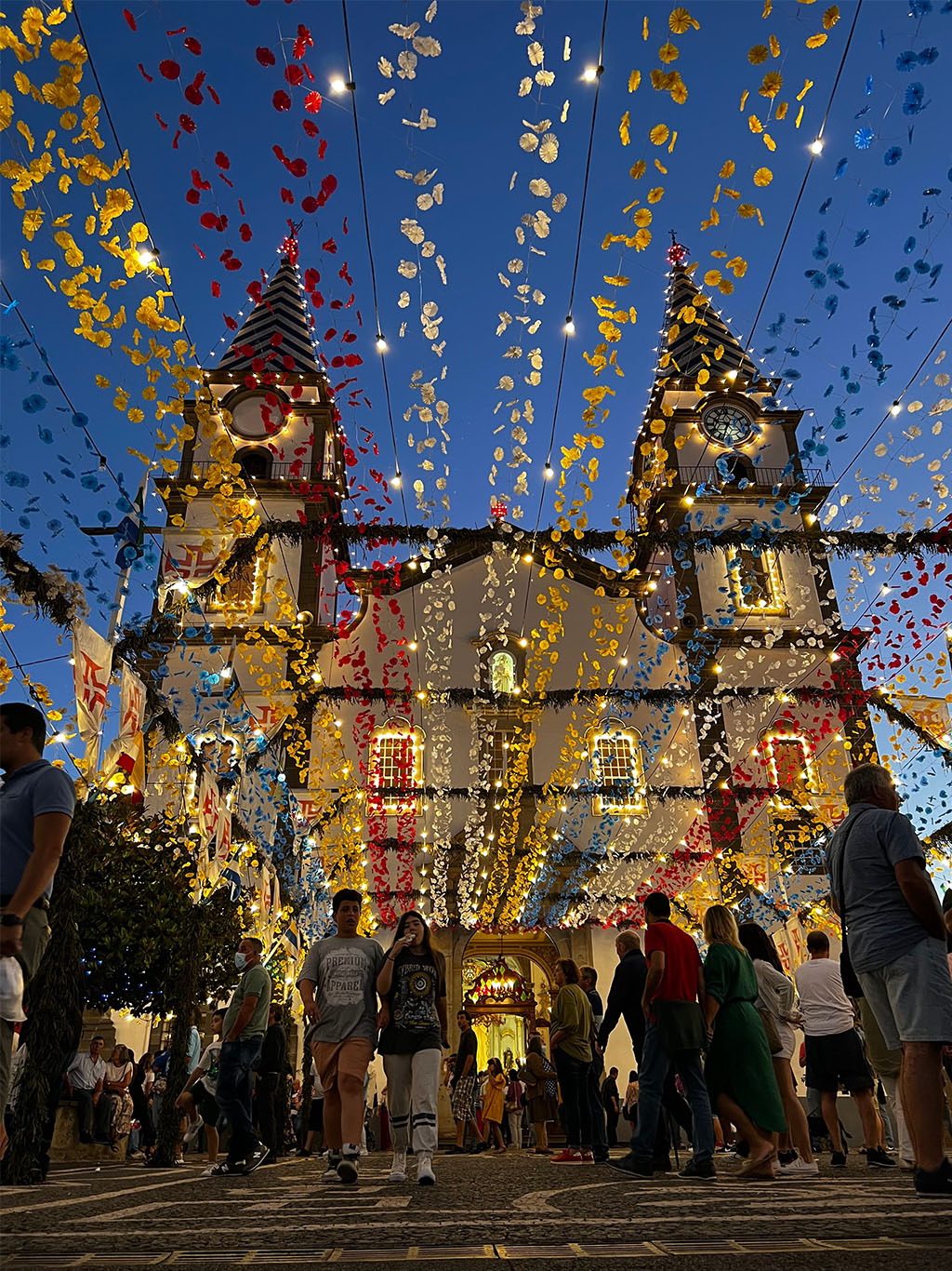 Bohatě nazdobené ulice během slavnosti Santo António