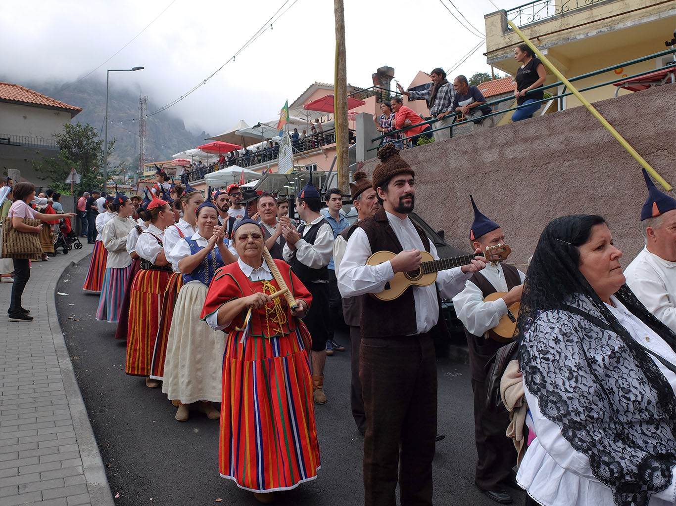 Madeirský folklór na festivalu kaštanů v Curral das Freiras