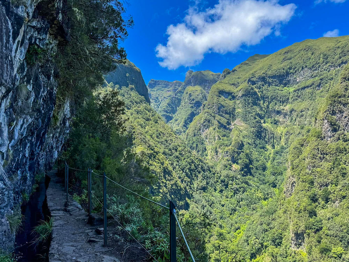 Levada do Caldeirão Verde nabízí výhledy do hlubokých průsmyků
