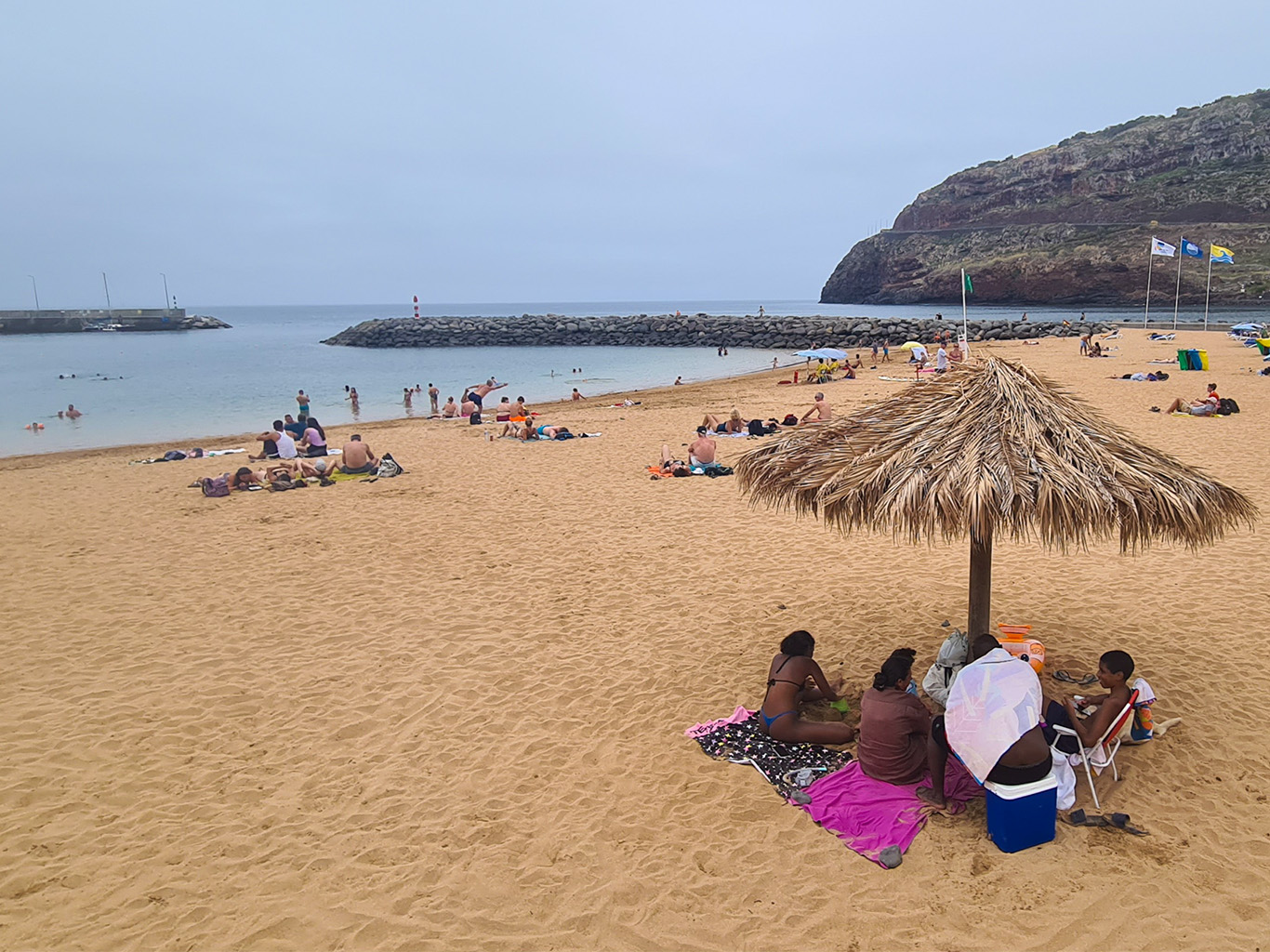 Pláž ve městě Machico se zlatým pískem dovezeným ze Sahary