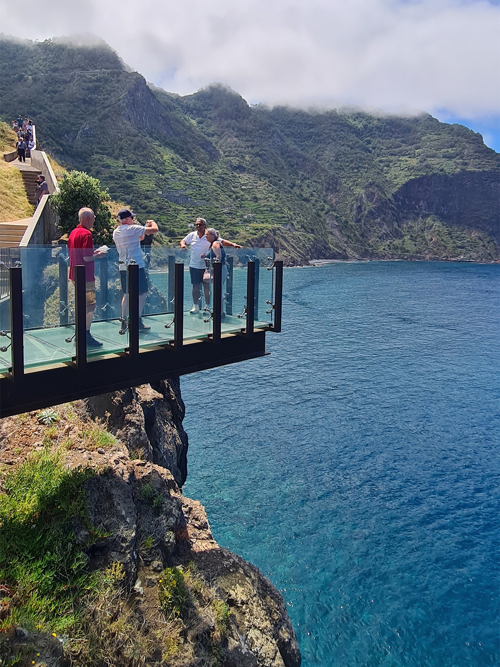 Prosklená plošiná nad mořem na vyhlídce Guindaste