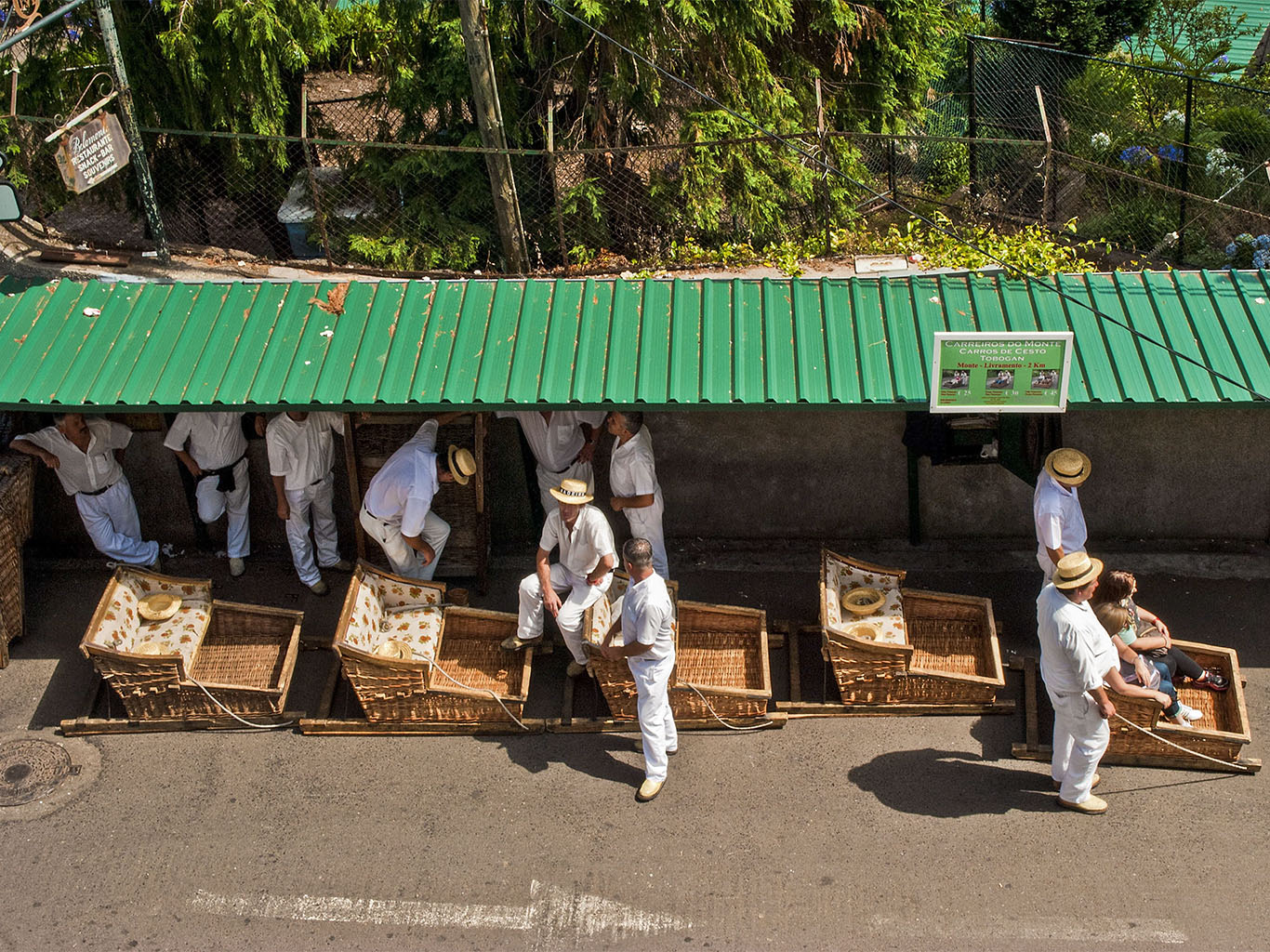 Jízda na proutěných saních z kopce Monte je zajímavý zážitek