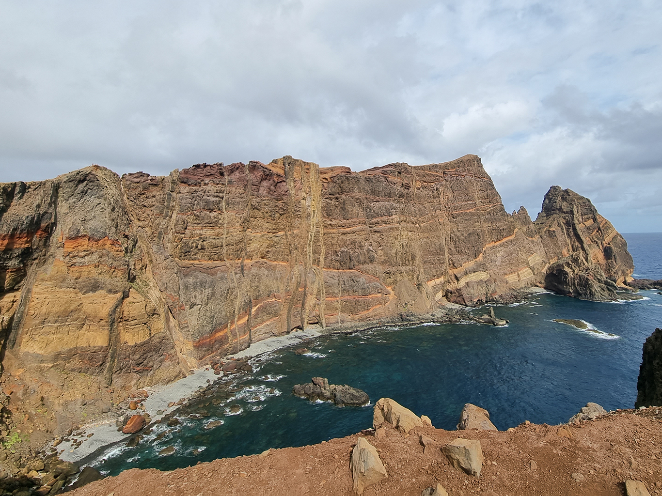 Až 200 metrů vysoké skály východního pobřeží Madeiry