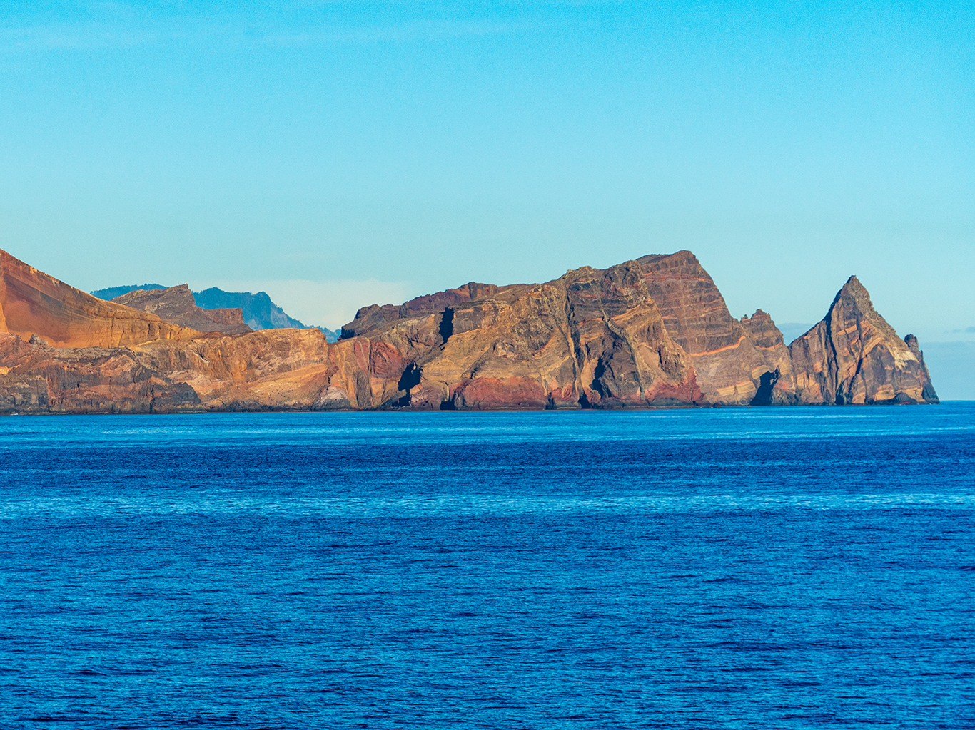 Pohled na Ponta de São Lourenço z trajektu na ostrov Porto Santo