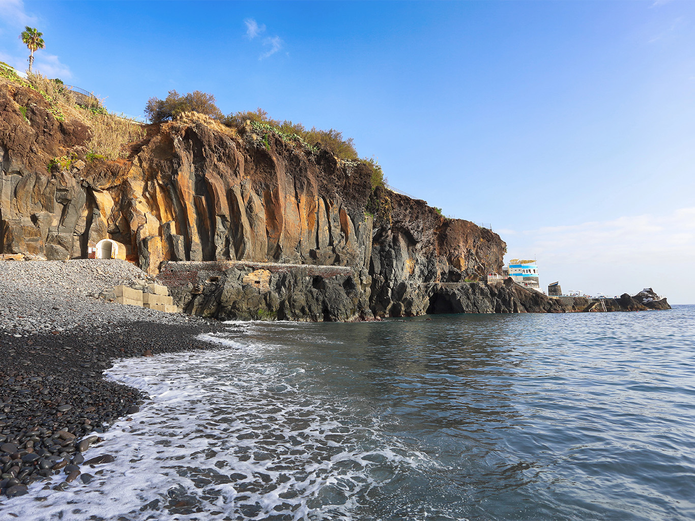 Sopečná skála na pláži Praia Formosa na jižním pobřeží Madeiry