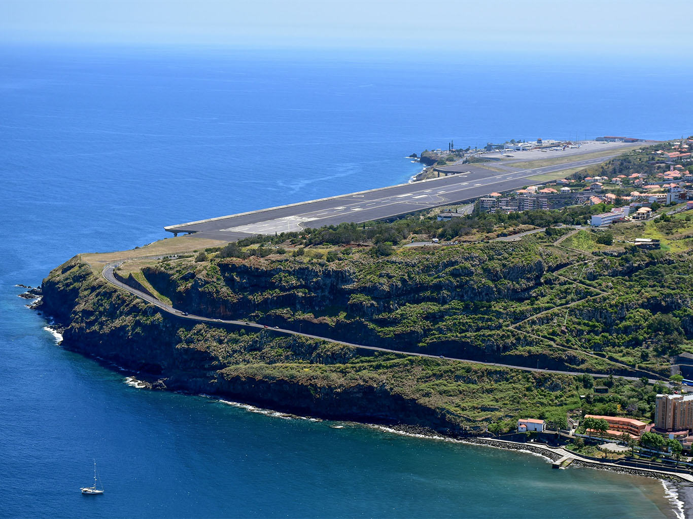 Přistávací dráha v Santa Cruz postavená v roce 2000