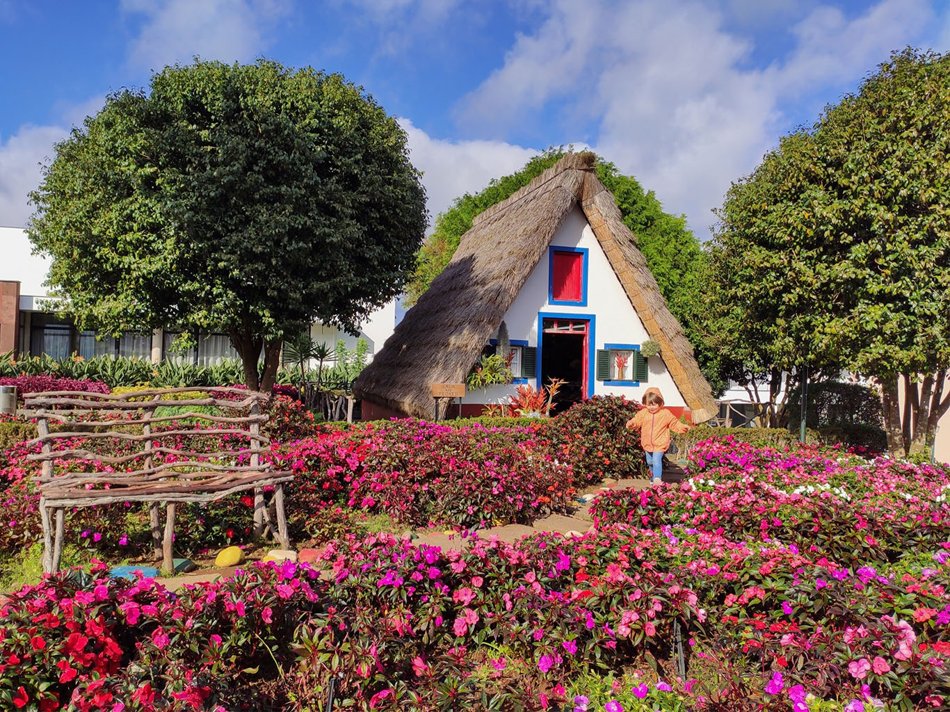 Typické domečky města Santana s áčkovou střechou