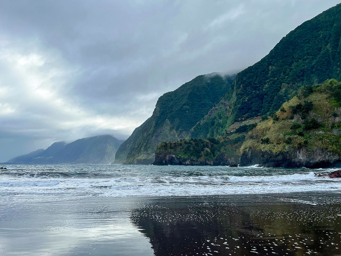 Pláž Praia do Porto do Seixal se pyšní jemným sopečným pískem