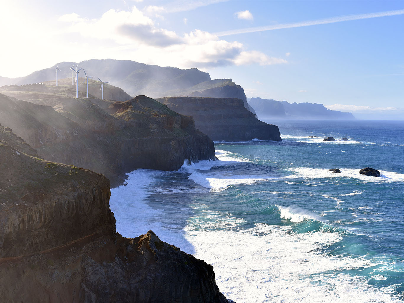 Pohled na strmé útesy severovýchodního pobřeží Madeiry