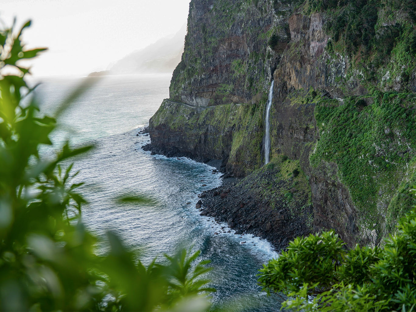 Výhled na vodopád Nevěstin závoj u města Seixal