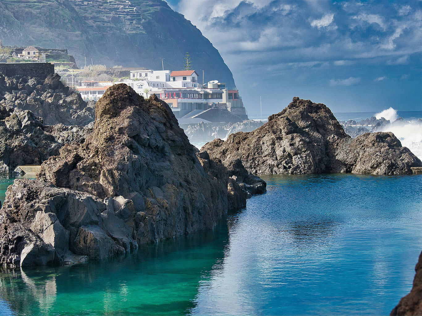 Město Porto Moniz je proslulé svými lávovými bazénky