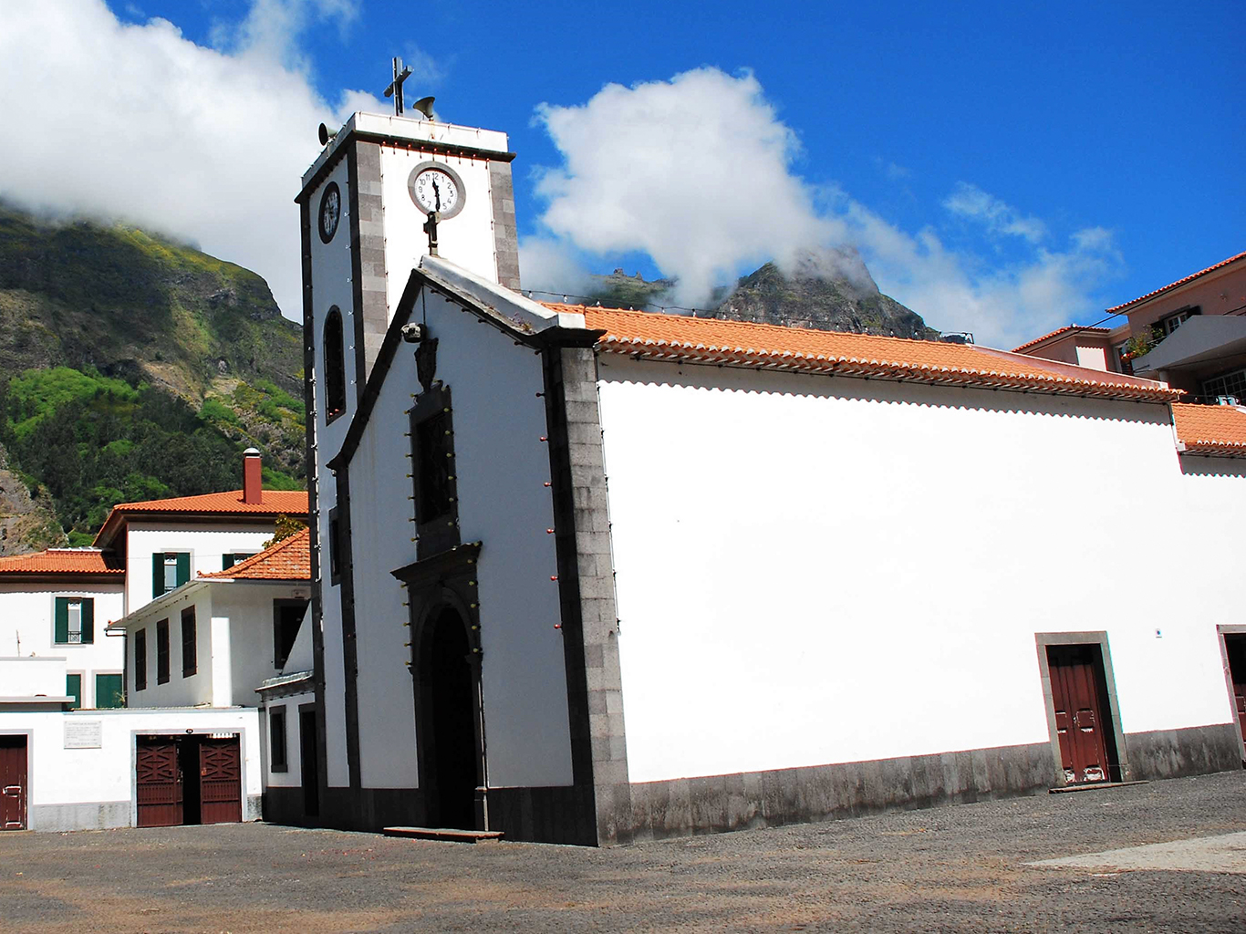 Kostelík ve vesnici Curral das Freiras