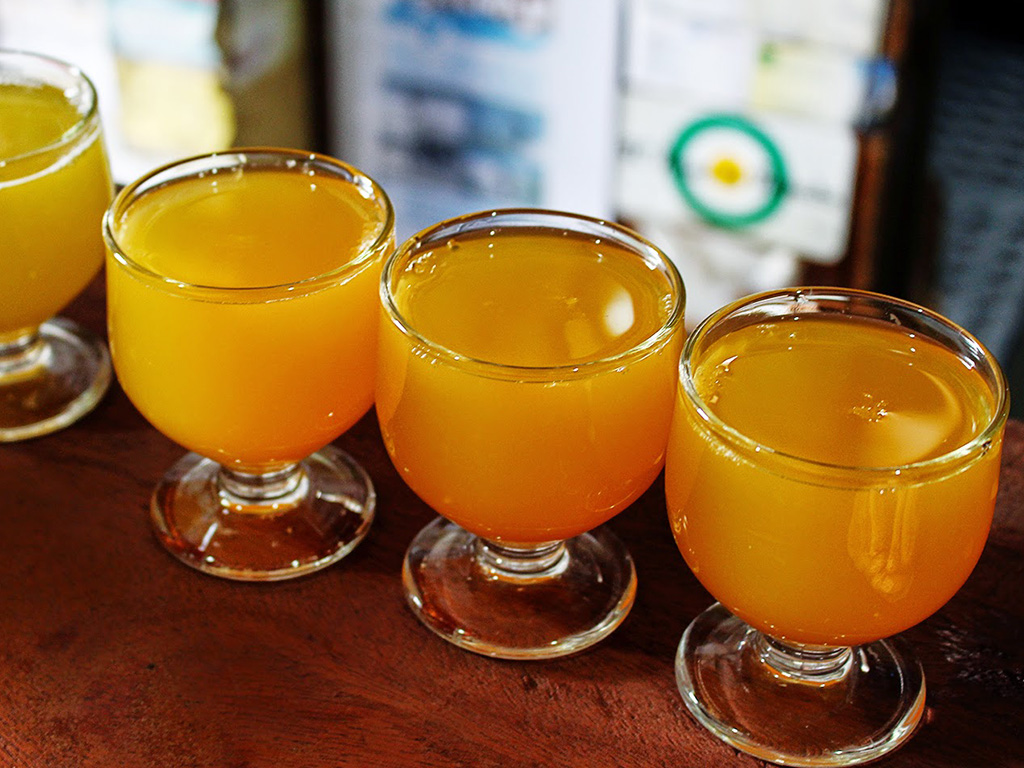 Ovocný alkoholický nápoj poncha voní po citrusech