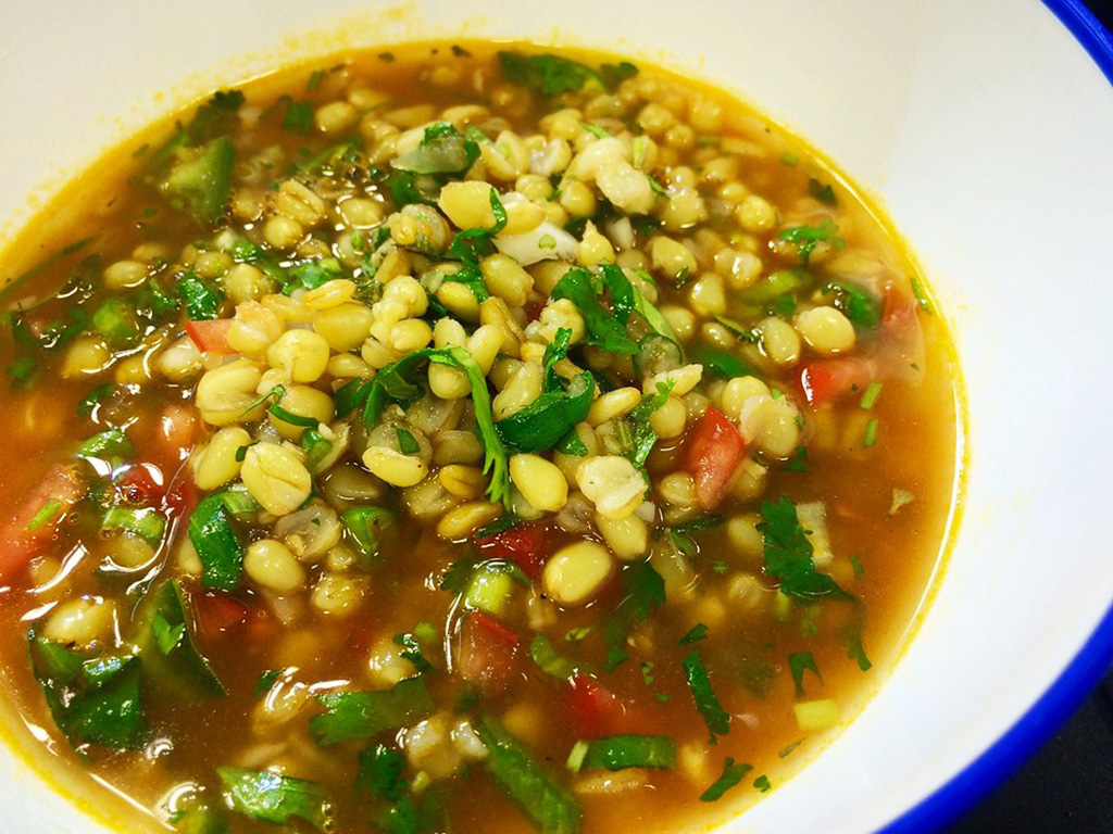 Hustá polévka sopa do trigo je plná pšeničných zrn a zeleniny 