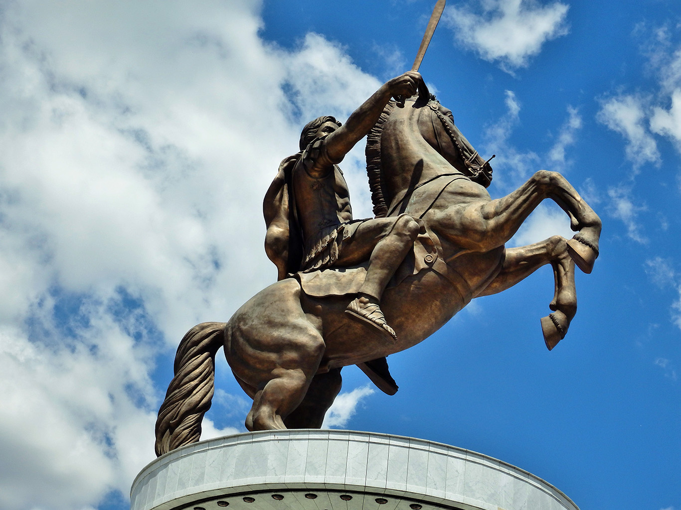 Socha jezdce na koni v makedonském Skopje