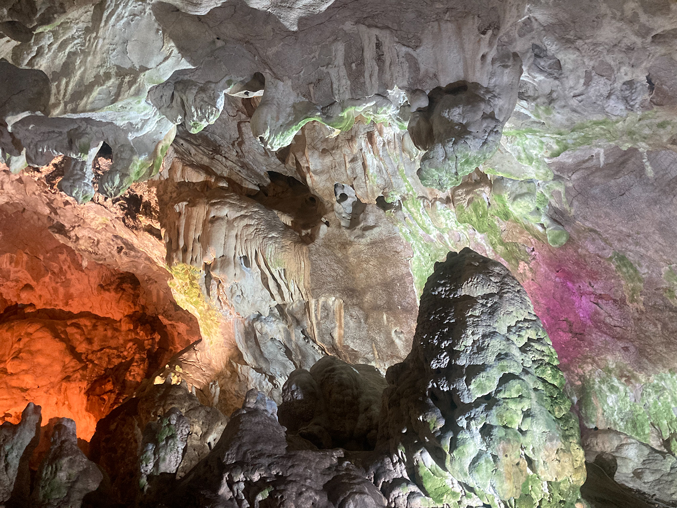 Krápníková jeskyně poblíž jezera Matka