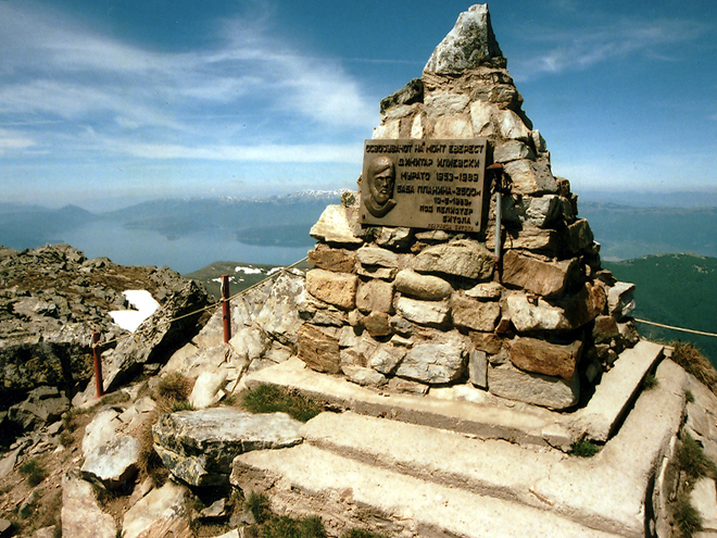 Pamětní deska Dimitara Iljevskiho na vrcholu Pelisteru