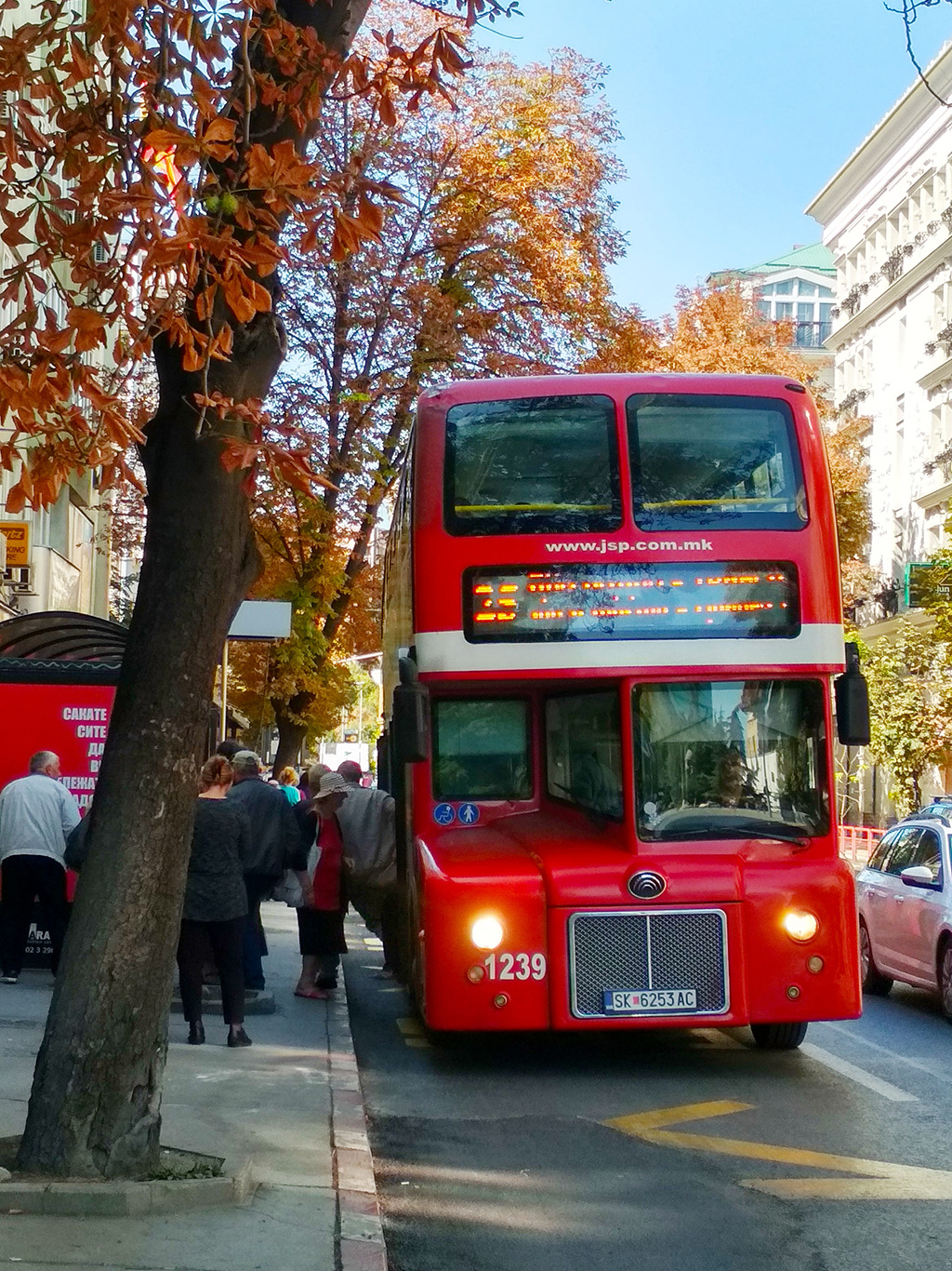 Dvoupatrový autobus v centru Skopje
