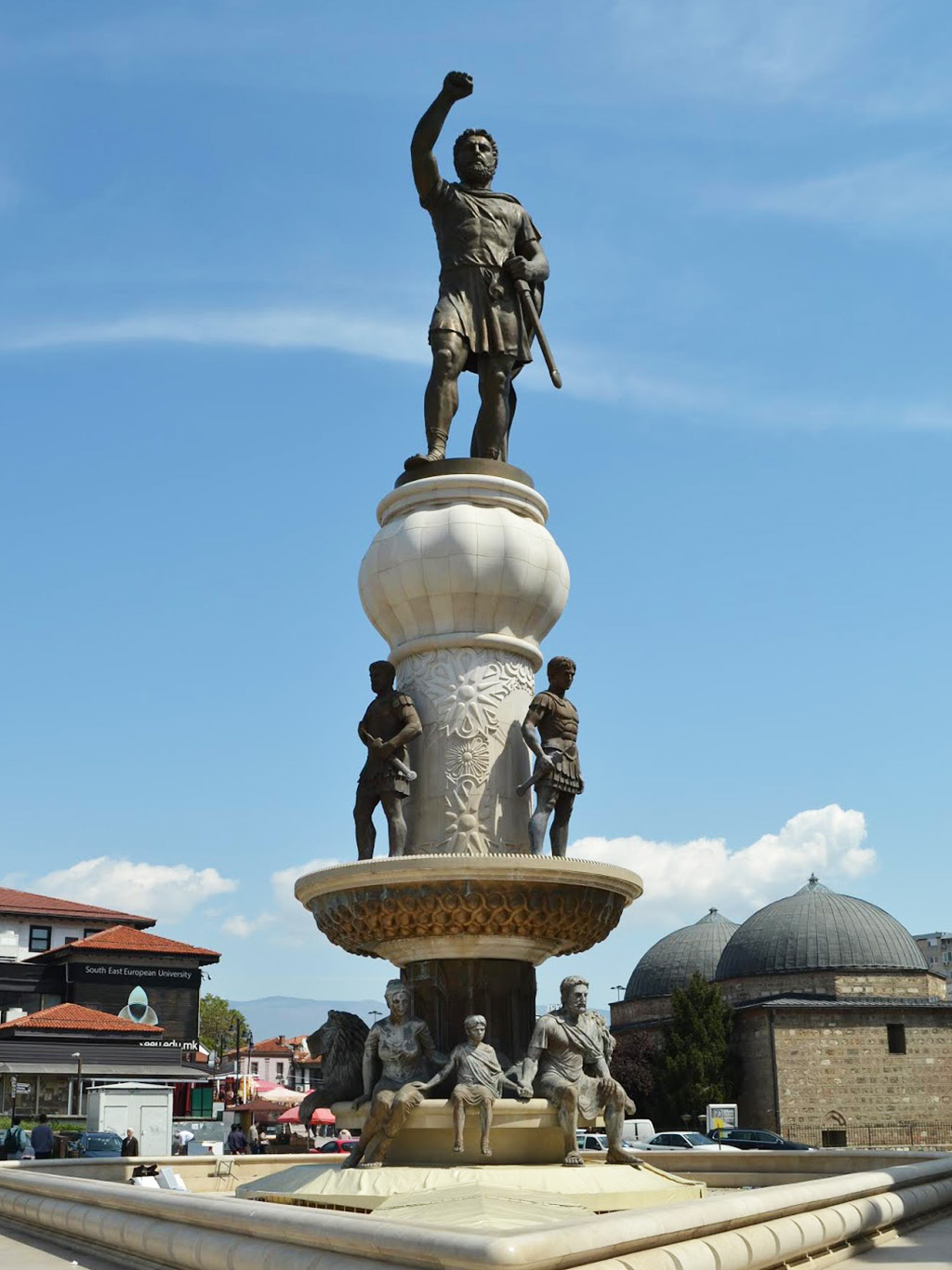 Socha Filipa II. na náměstí Makedonija ve Skopje