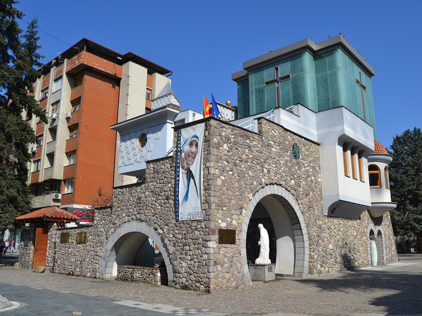 Rodný dům Matky Terezy na pěší zóně ve Skopje