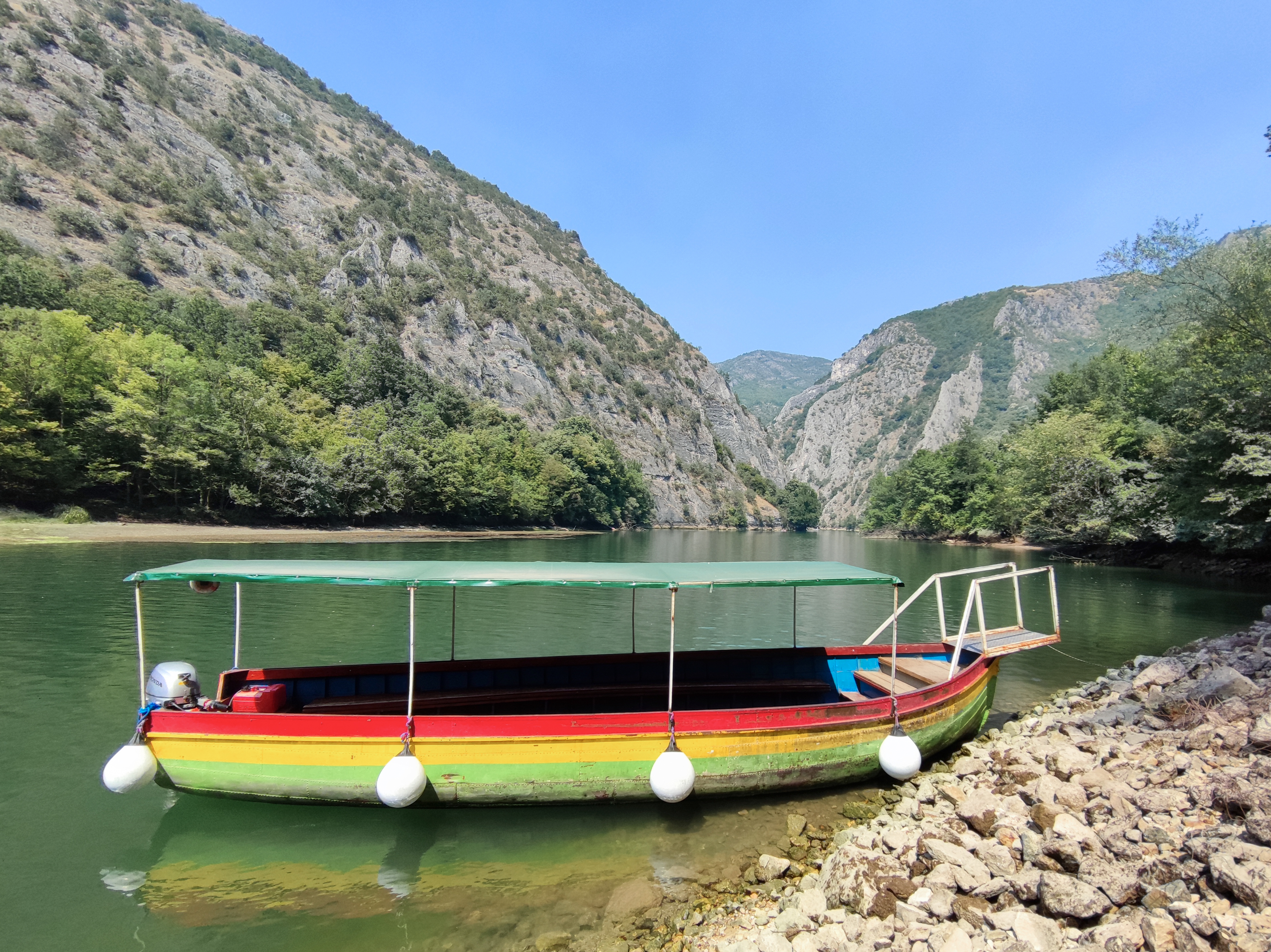 Projížďka lodí po jezeře Matka je krásný zážitek
