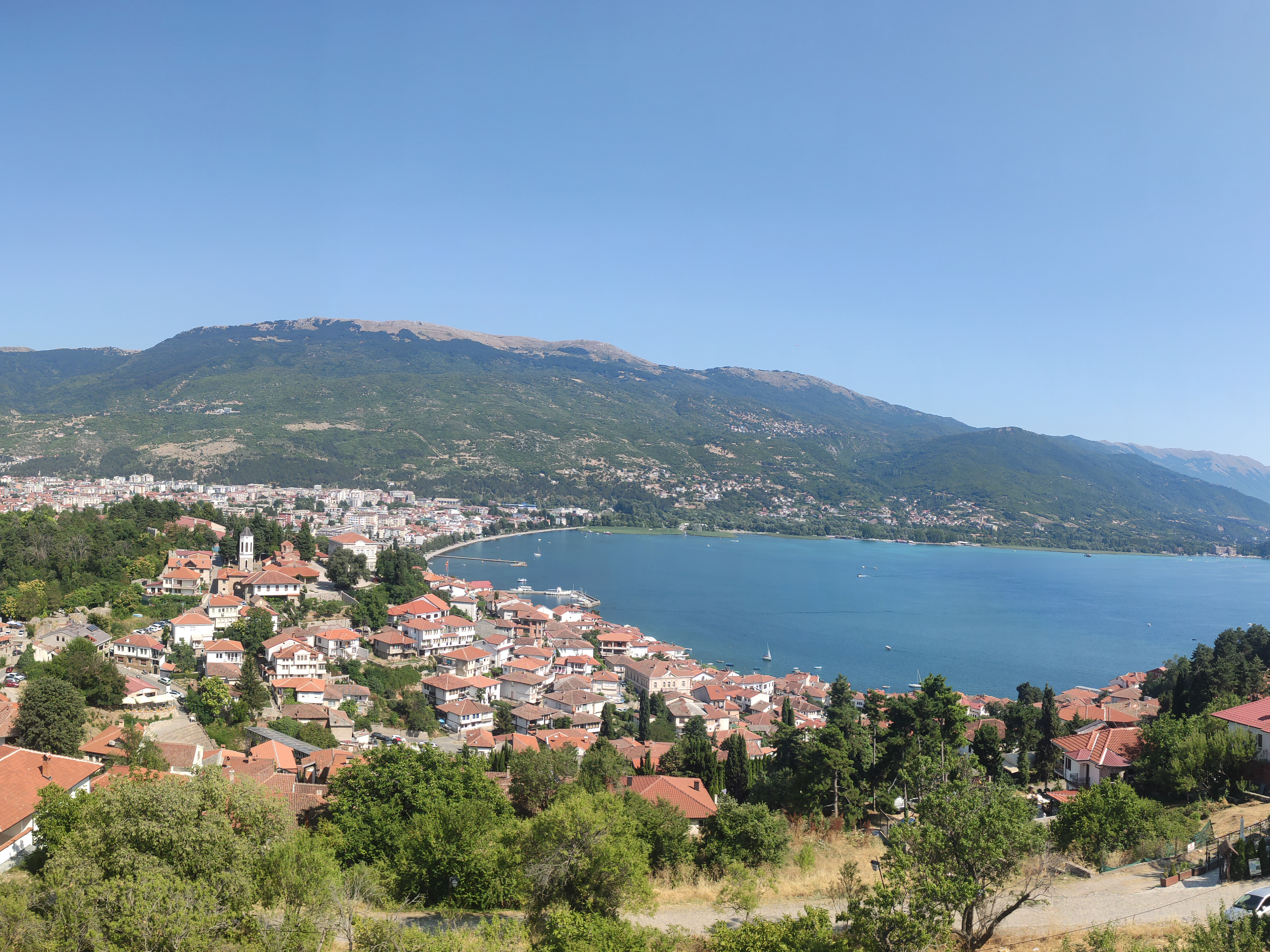 Ohridské jezero, na jehož břehu se rozkládá město Ohrid