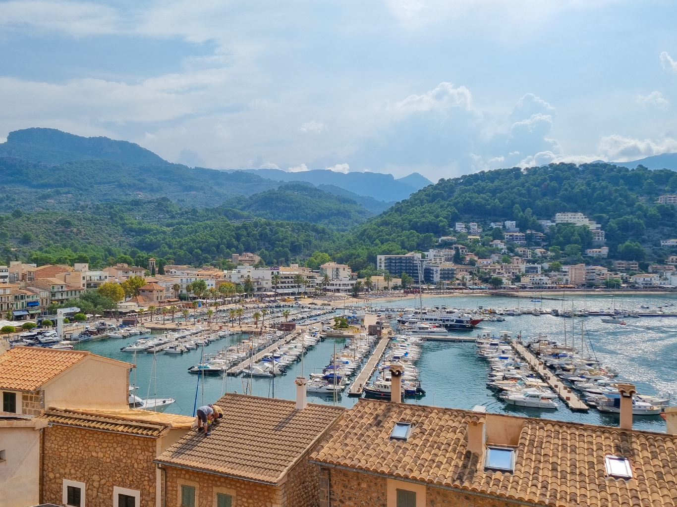 Přístav Port de Sóller je oblíbeným kotvištěm pro plachetnice
