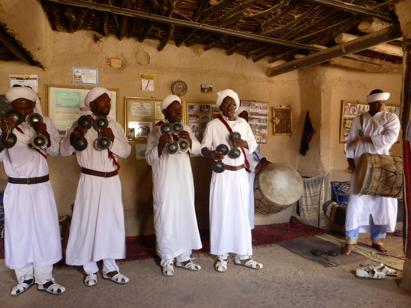 Hudební skupina Gnawa působící v poušti
