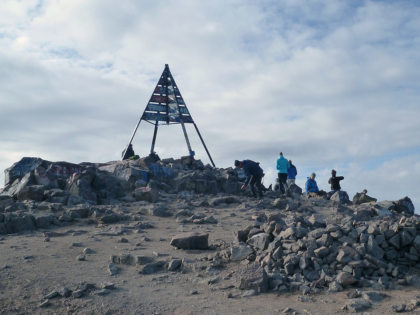 ... na samotném vrcholu Jebel Toubkal (4 167 metrů)