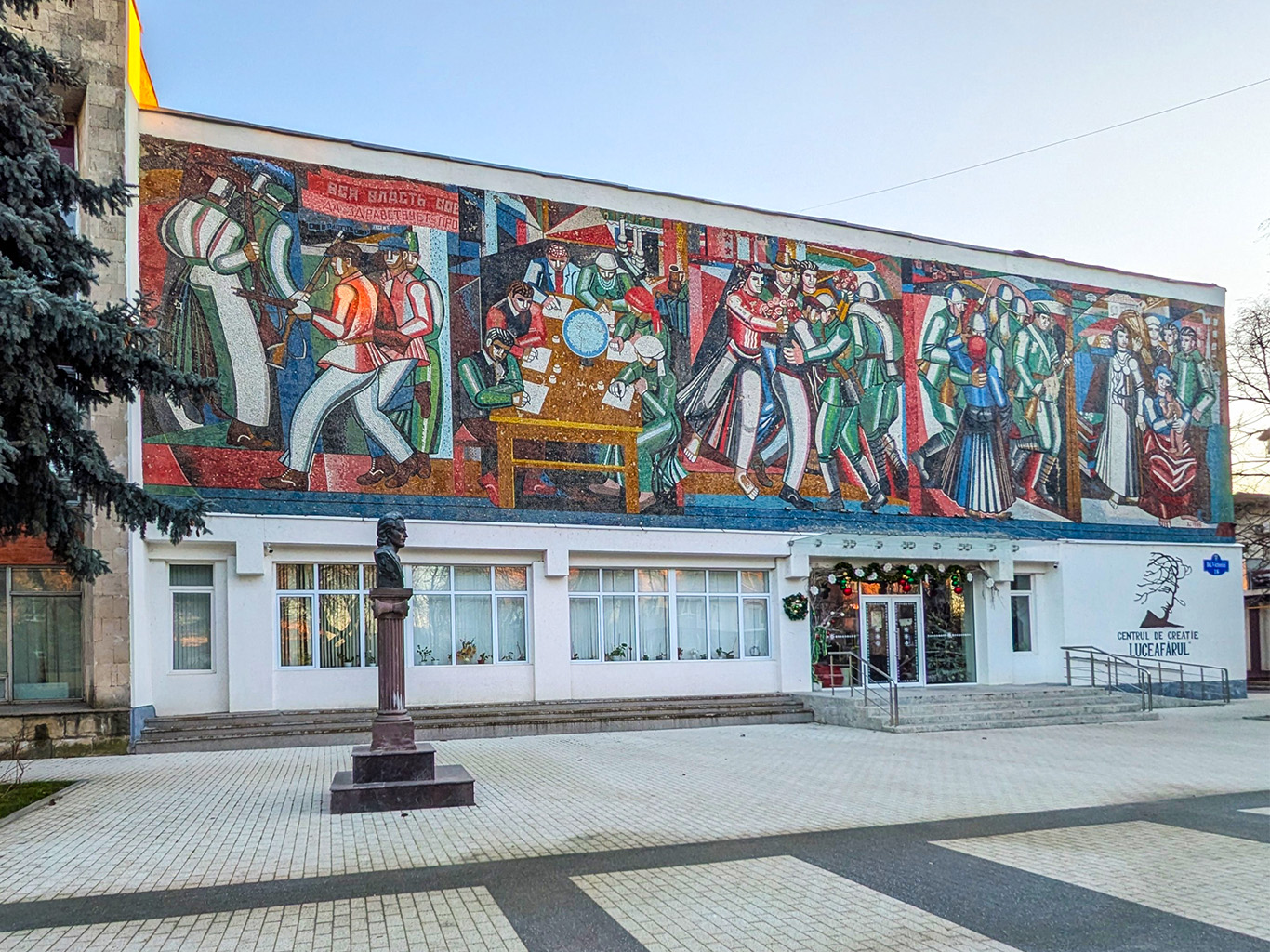 Monumentální mozaika na Paláci kultury nedaleko sanatoria