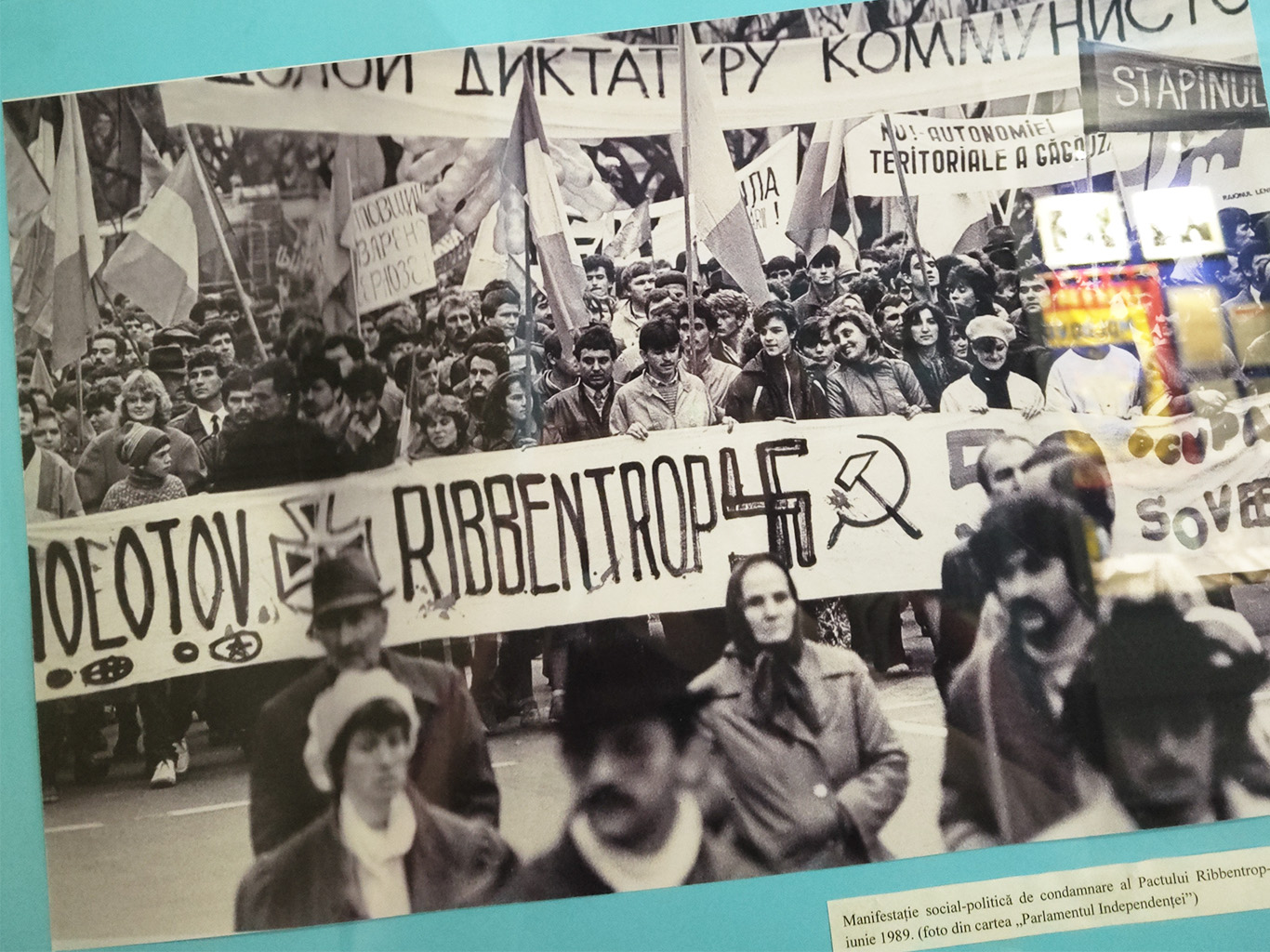 Demonstranti proti SSSR v roce 1989 připomínají pakt Ribbentrop-Molotov