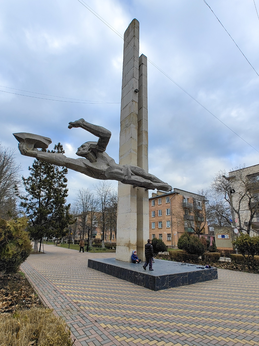Monumentální socha mýtického Promethea v centru Dněstrovsku