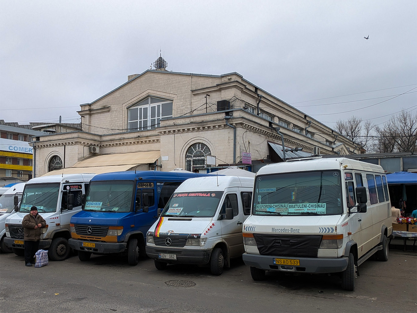 Maršrutky čekají na autobusovém nádraží u tržiště v Kišiněvě