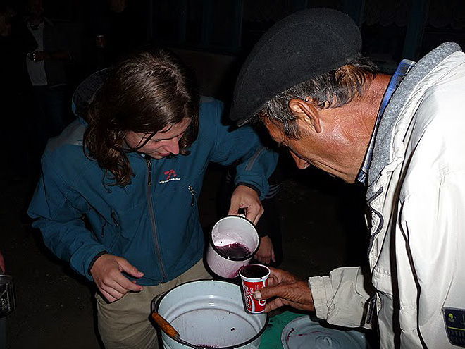 V Holubince nosí místní víno v kýblech...
