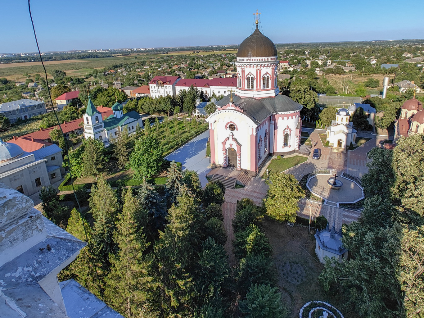Pohled na klášterní komplex Kickany ze zvonice