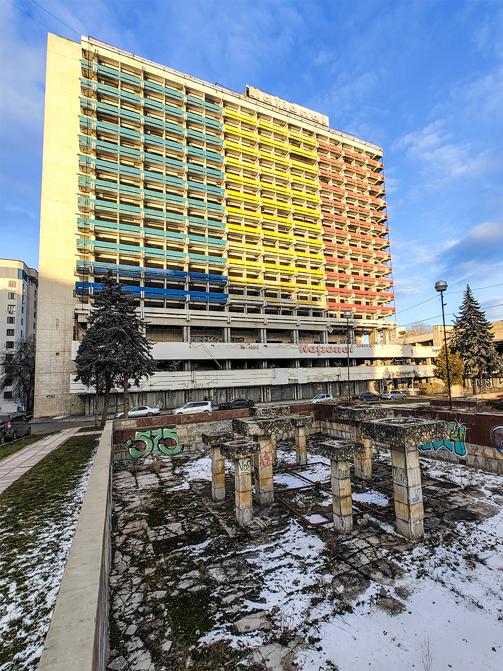 Zchátralý hotel Naţional dnes zdobí rumunská modro-žluto-červená trikolóra