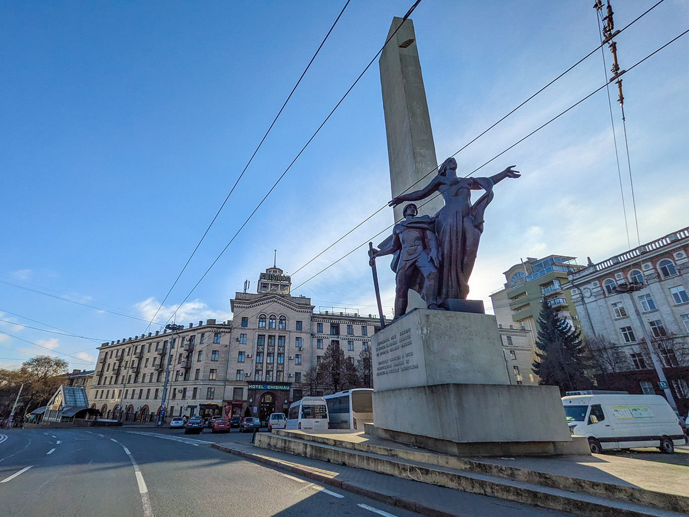 Ikonický hotel Chișinău z 50. let a památník padlým v druhé světové válce 