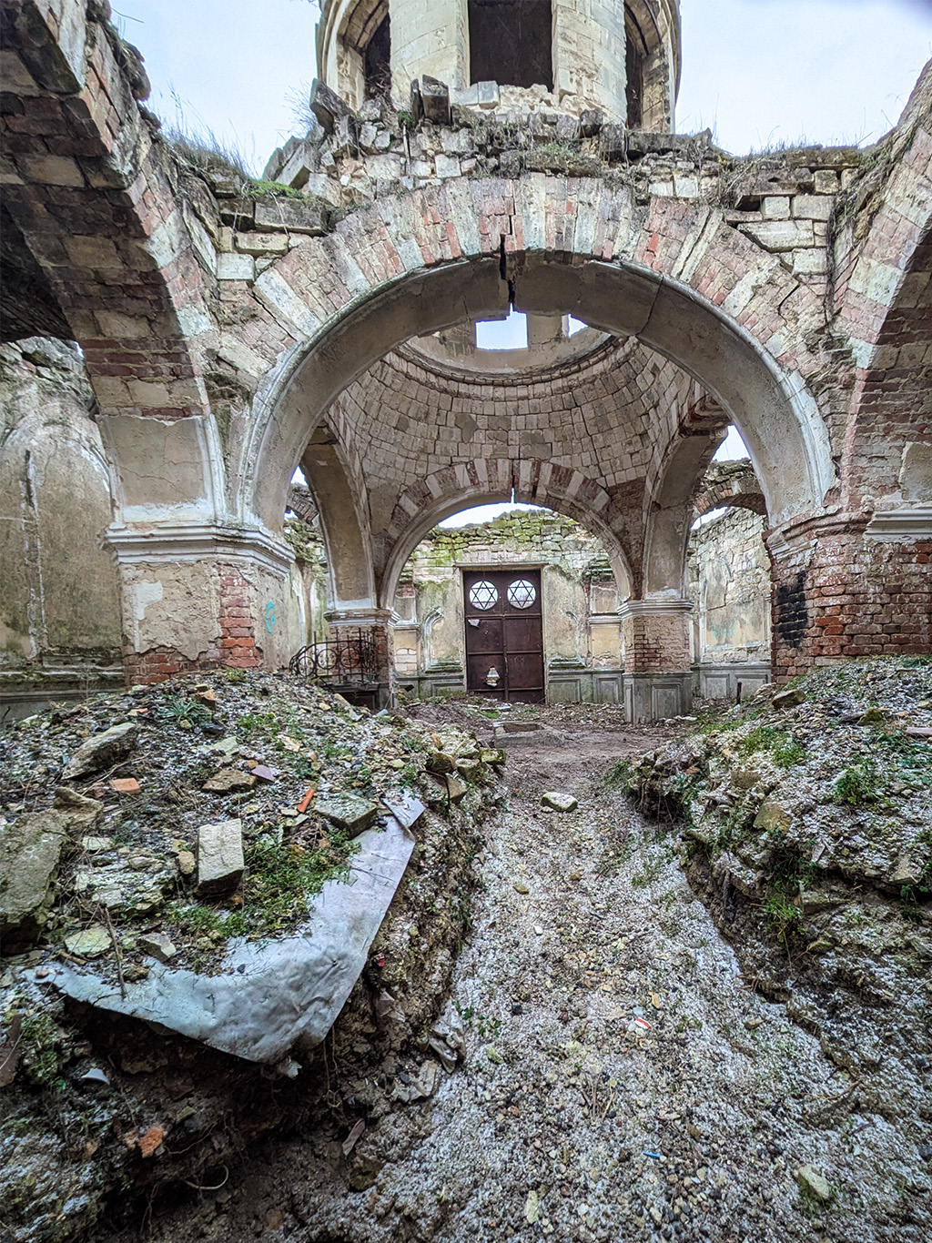 Součástí židovského hřbitova v Kišiněvě je i synagoga 